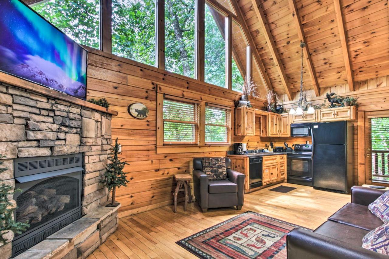 Hébergement de vacances Romantic Pigeon Forge Log With Hot Tub! Sevierville