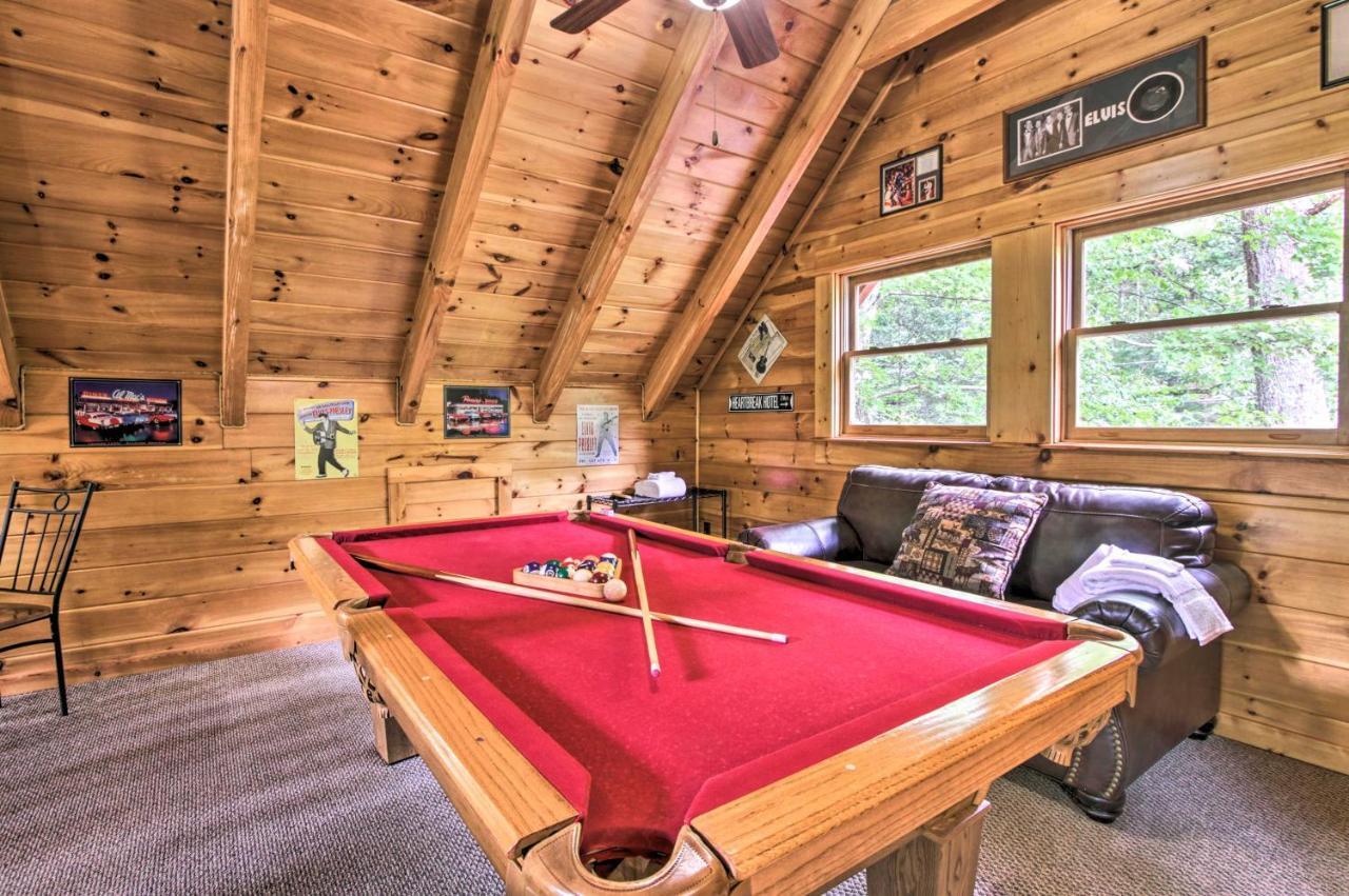 Hébergement de vacances Romantic Pigeon Forge Log With Hot Tub!