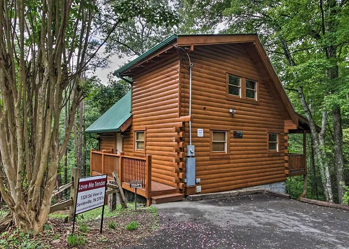 Romantic Pigeon Forge Log Cabin With Hot Tub!
