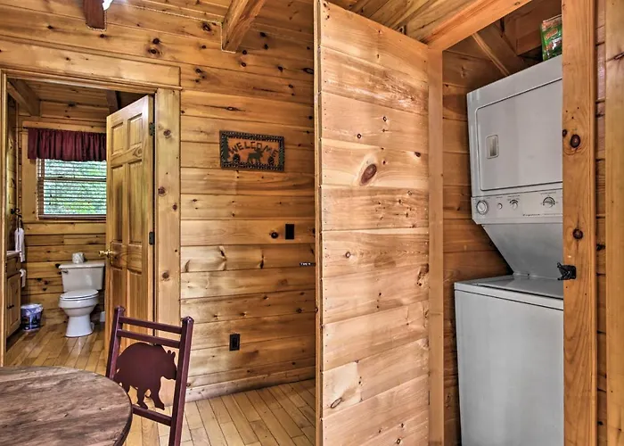 Romantic Pigeon Forge Log Cabin With Hot Tub!