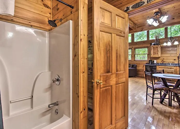Romantic Pigeon Forge Log Cabin With Hot Tub!
