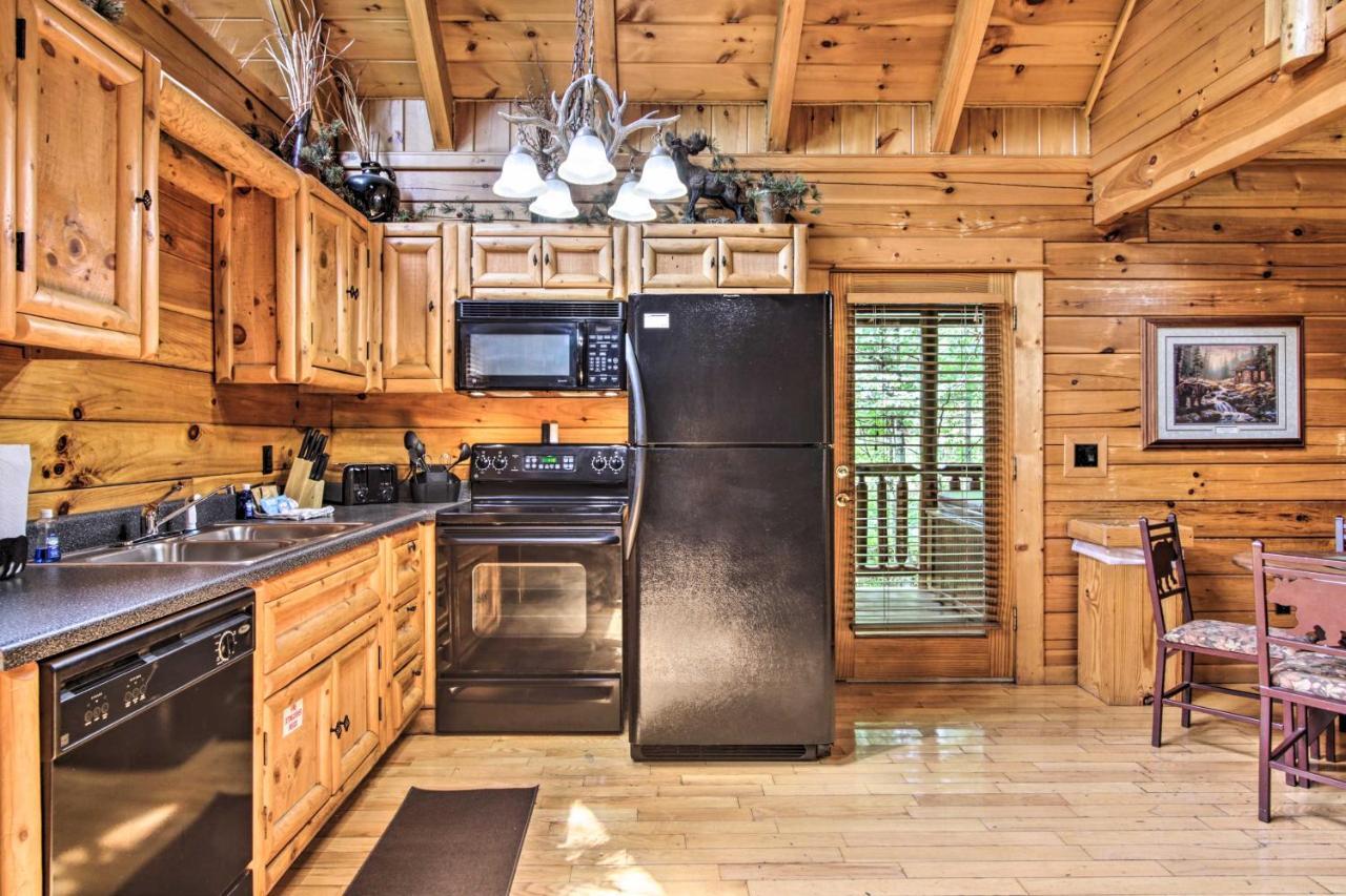 Romantic Pigeon Forge Log With Hot Tub! * Sevierville
