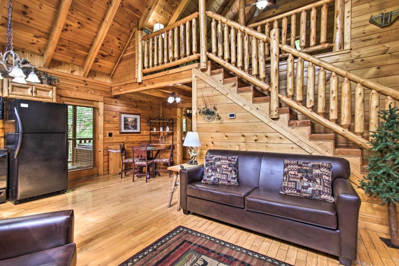 Romantic Pigeon Forge Log With Hot Tub! *