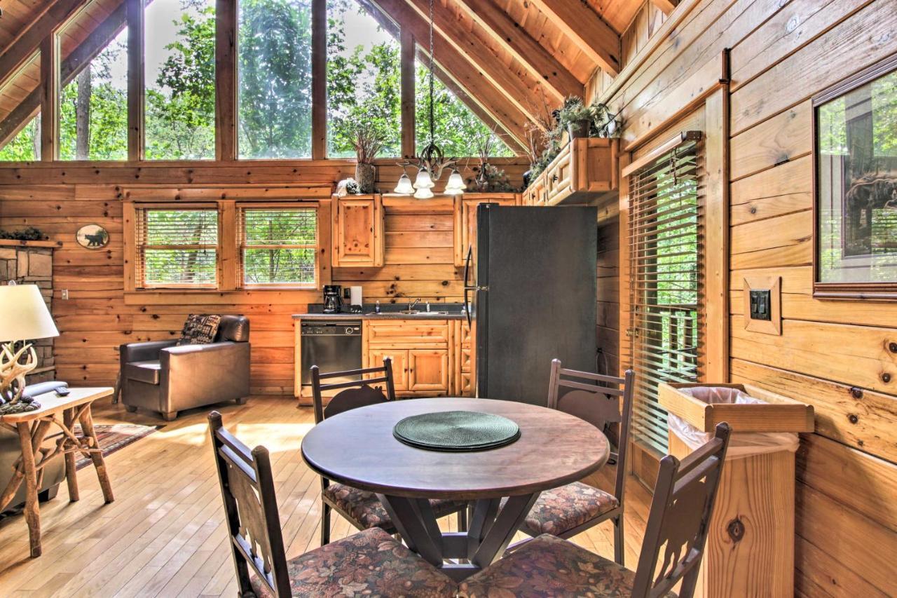 Romantic Pigeon Forge Log With Hot Tub! *