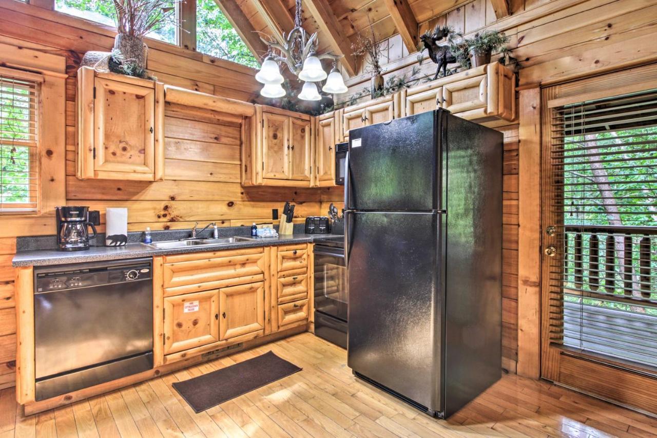 Romantic Pigeon Forge Log With Hot Tub! *