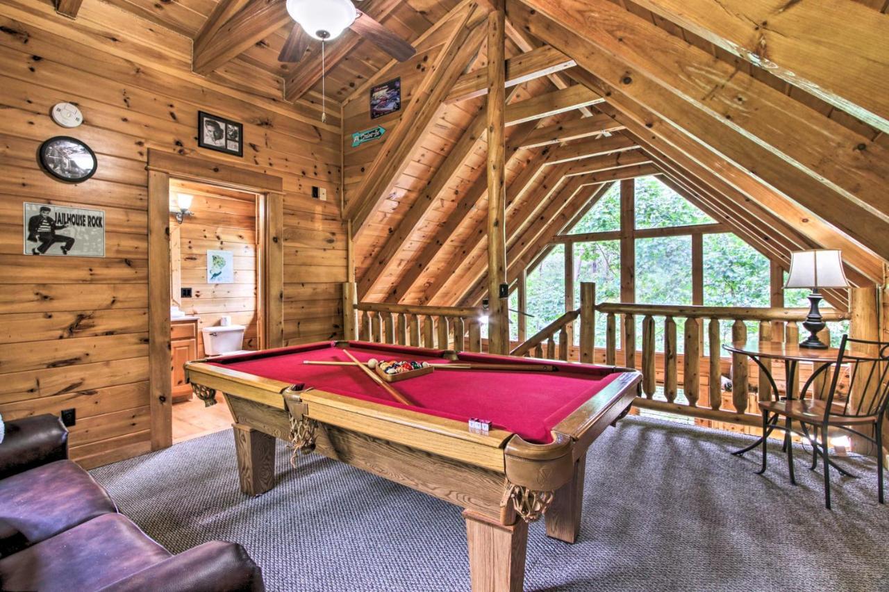 Romantic Pigeon Forge Log With Hot Tub! * Sevierville