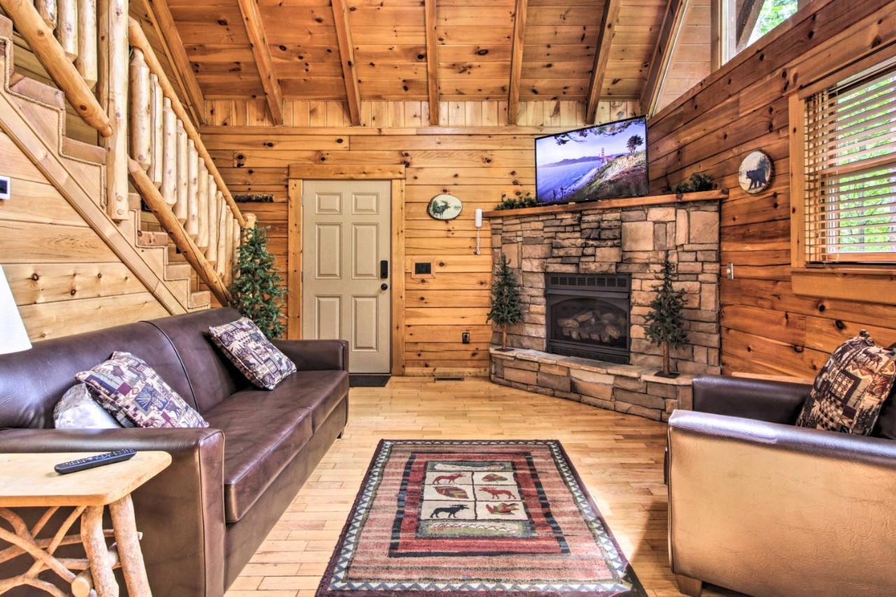 Romantic Pigeon Forge Log With Hot Tub! Sevierville