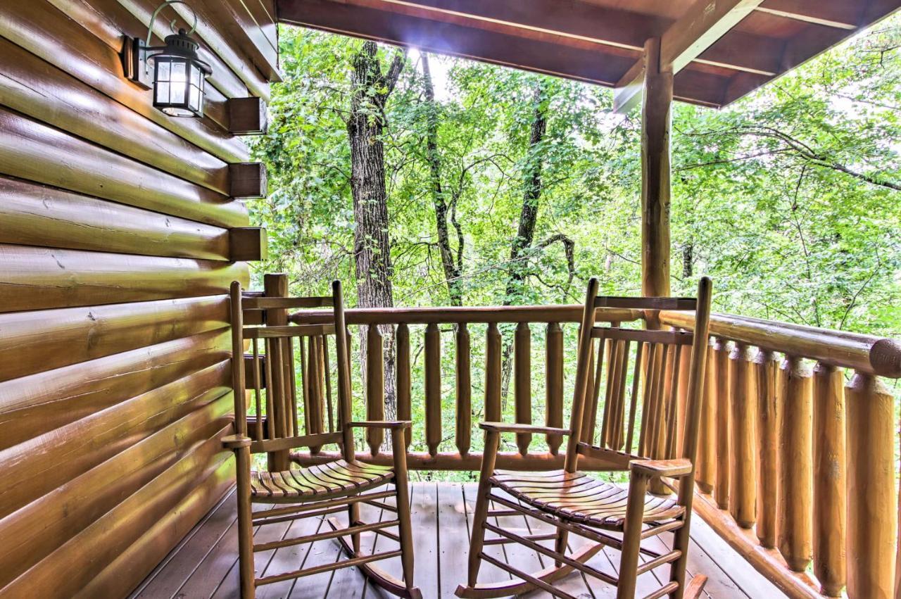Romantic Pigeon Forge Log With Hot Tub! Holiday home Sevierville