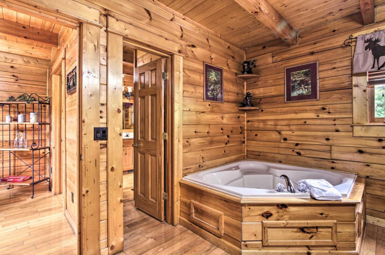Romantic Pigeon Forge Log With Hot Tub! *