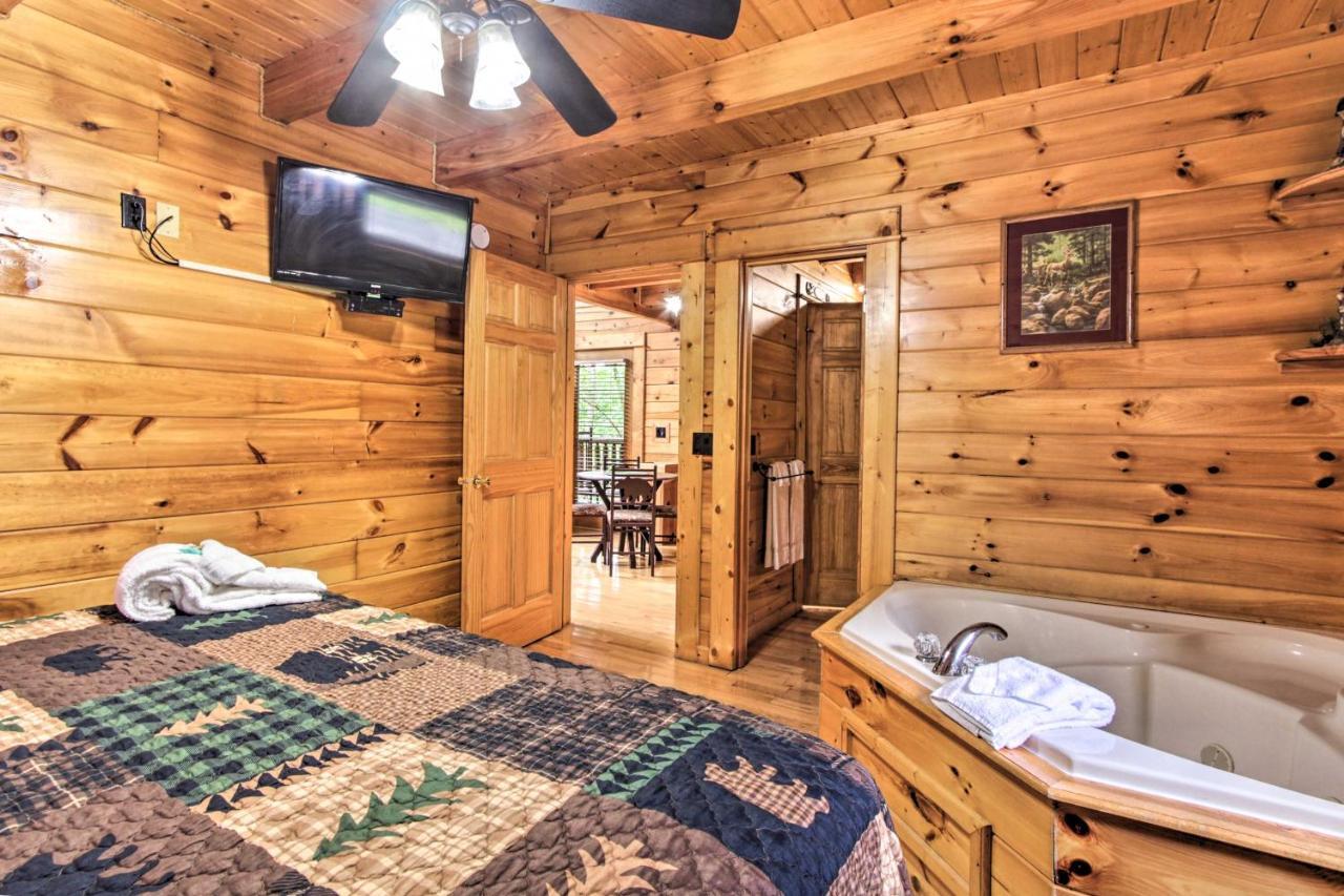 Holiday home Romantic Pigeon Forge Log With Hot Tub! Sevierville