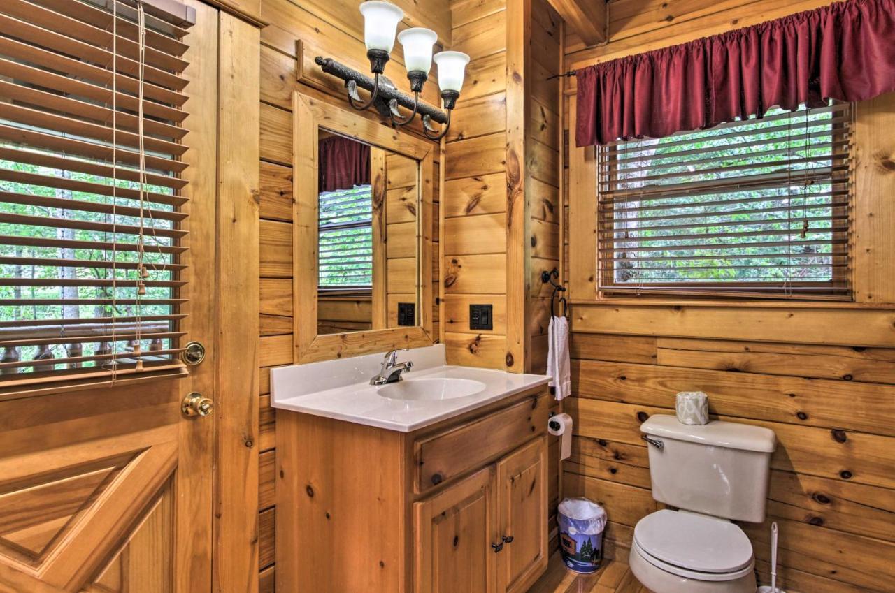 Romantic Pigeon Forge Log With Hot Tub! * Sevierville
