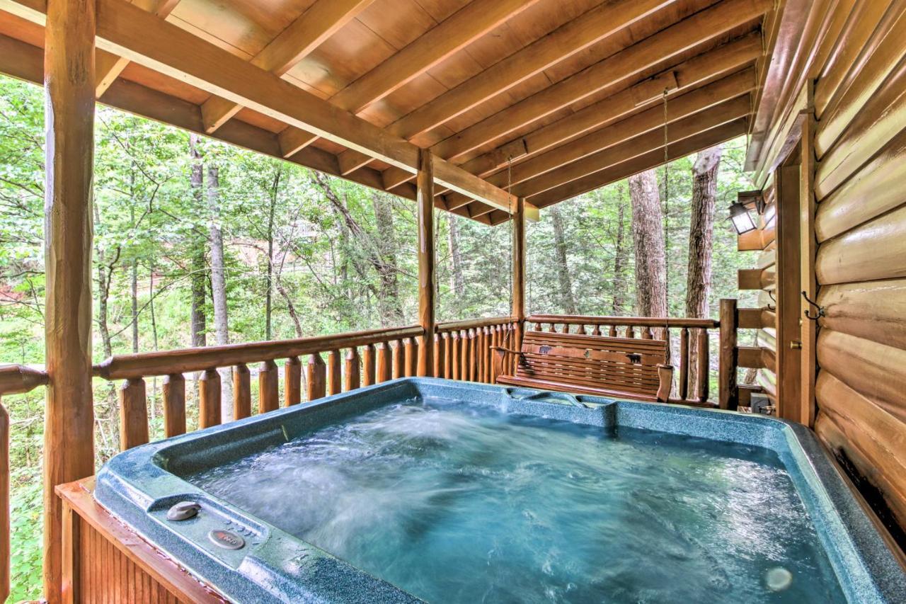 Holiday home Romantic Pigeon Forge Log With Hot Tub! *