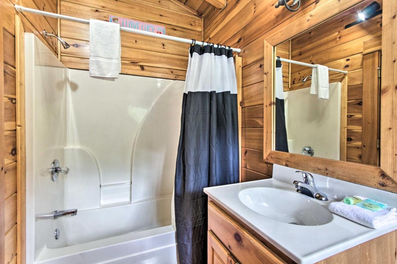 Holiday home Romantic Pigeon Forge Log With Hot Tub! Sevierville
