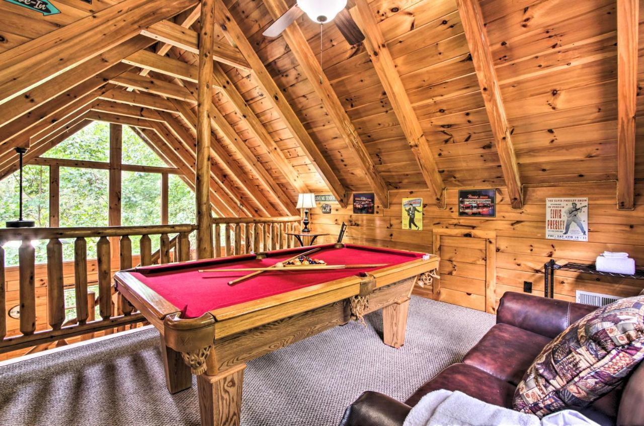 Romantic Pigeon Forge Log With Hot Tub! Holiday home *