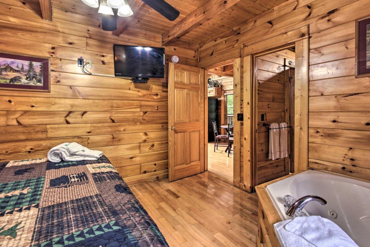Holiday home Romantic Pigeon Forge Log With Hot Tub!