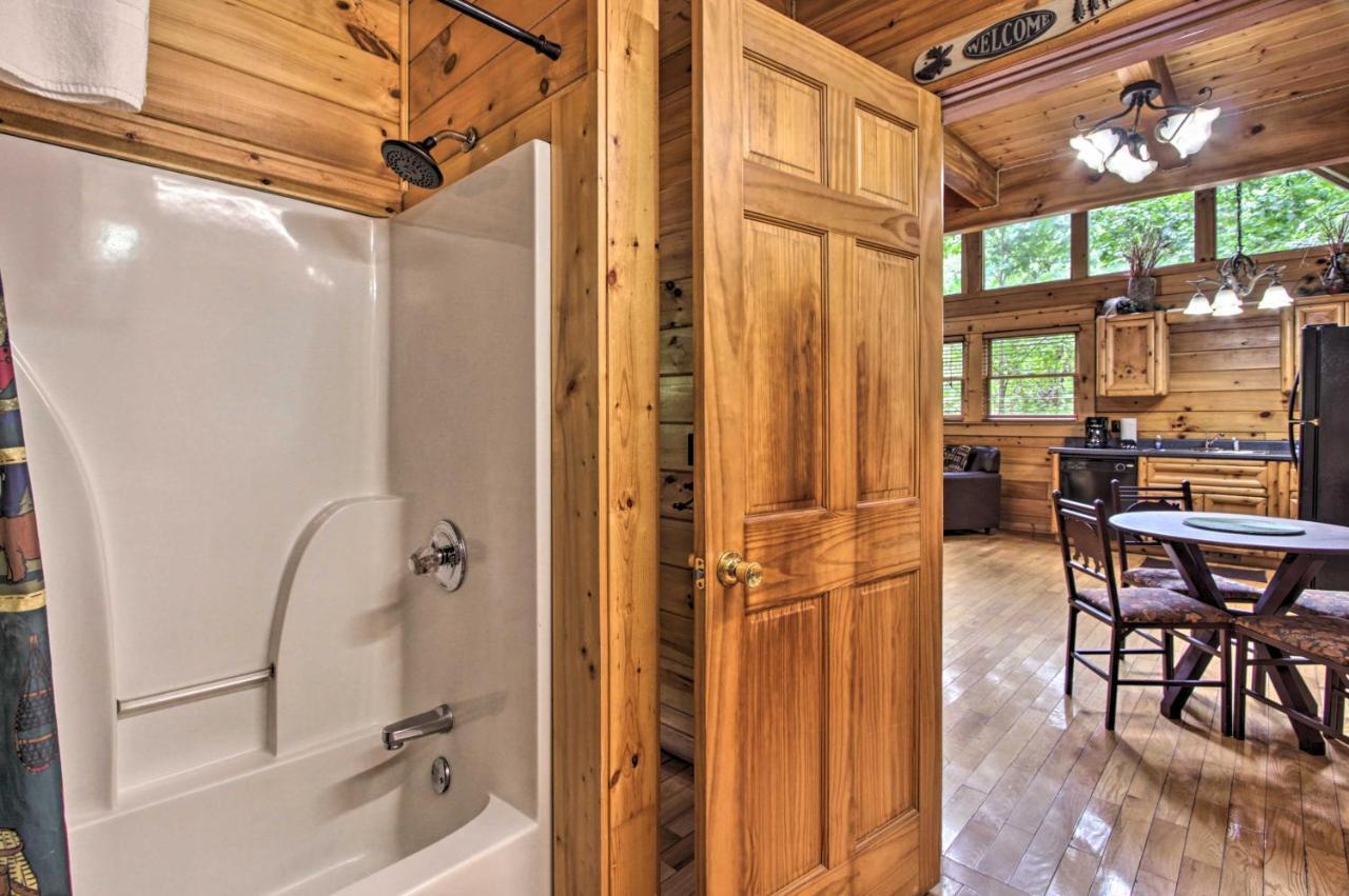 Romantic Pigeon Forge Log With Hot Tub! *